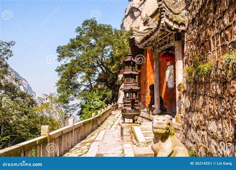 The Ancient Huashan Temple: A Mountaintop Sanctuary Steeped in History and Legend!