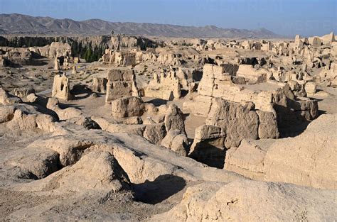 The Ancient Ruins of Jiaohe City: A Timeless Echo of Silk Road Grandeur!