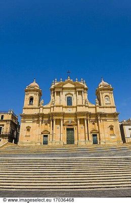 The Duomo di Noto: A Baroque Masterpiece Embellished with Opulent Detail!