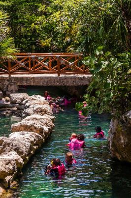 Xcaret Park: An Archaeological Wonderland Bursting with Mayan Mystique!