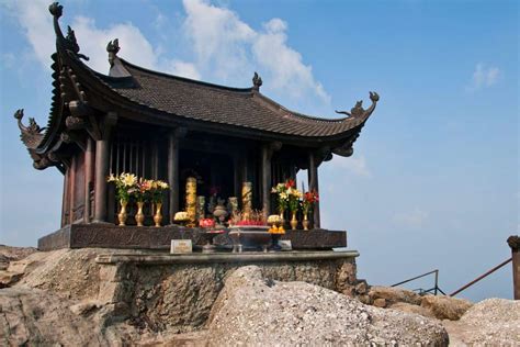 Yen Tu Pagoda Complex - Embracing Tranquility Amidst Majestic Mountains!